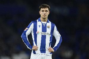 罗布森：祖比门迪几乎从不直传，他的运动能力不强于若日尼奥