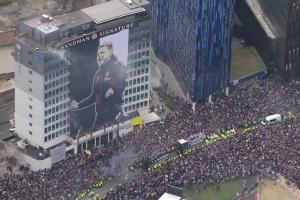 太震撼纽卡夺冠游行30万人挤满街道，庆祝球队时隔70年夺冠