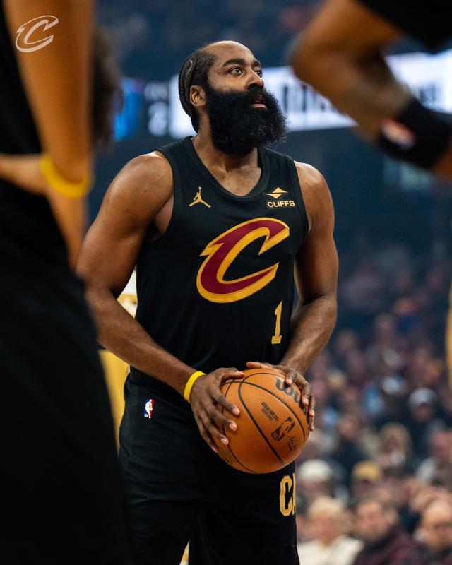 星空体育登录入口-哈登骑士主场首秀只进1球 疯狂喂饼助队友创新高